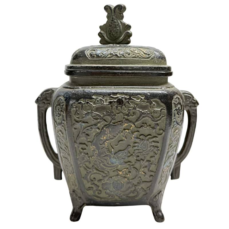 Vooraanzicht van de antieke Japanse bronzen Koro wierookbrander uit de Meiji-periode met drakenreliëf en sporen van vergulding.