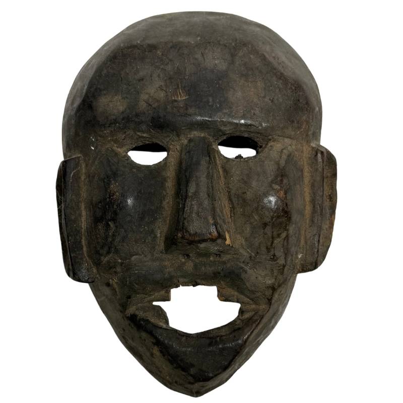 Primitief handgesneden antiek houten sjamanenmasker uit de Himalaya van 18,5 cm hoog met diepzwarte gelaagde tempel- en roetpatina.