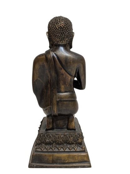 Calm facial expression of the kneeling devotional figure