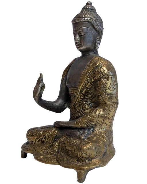 Floral engravings decorating the Buddha's robe