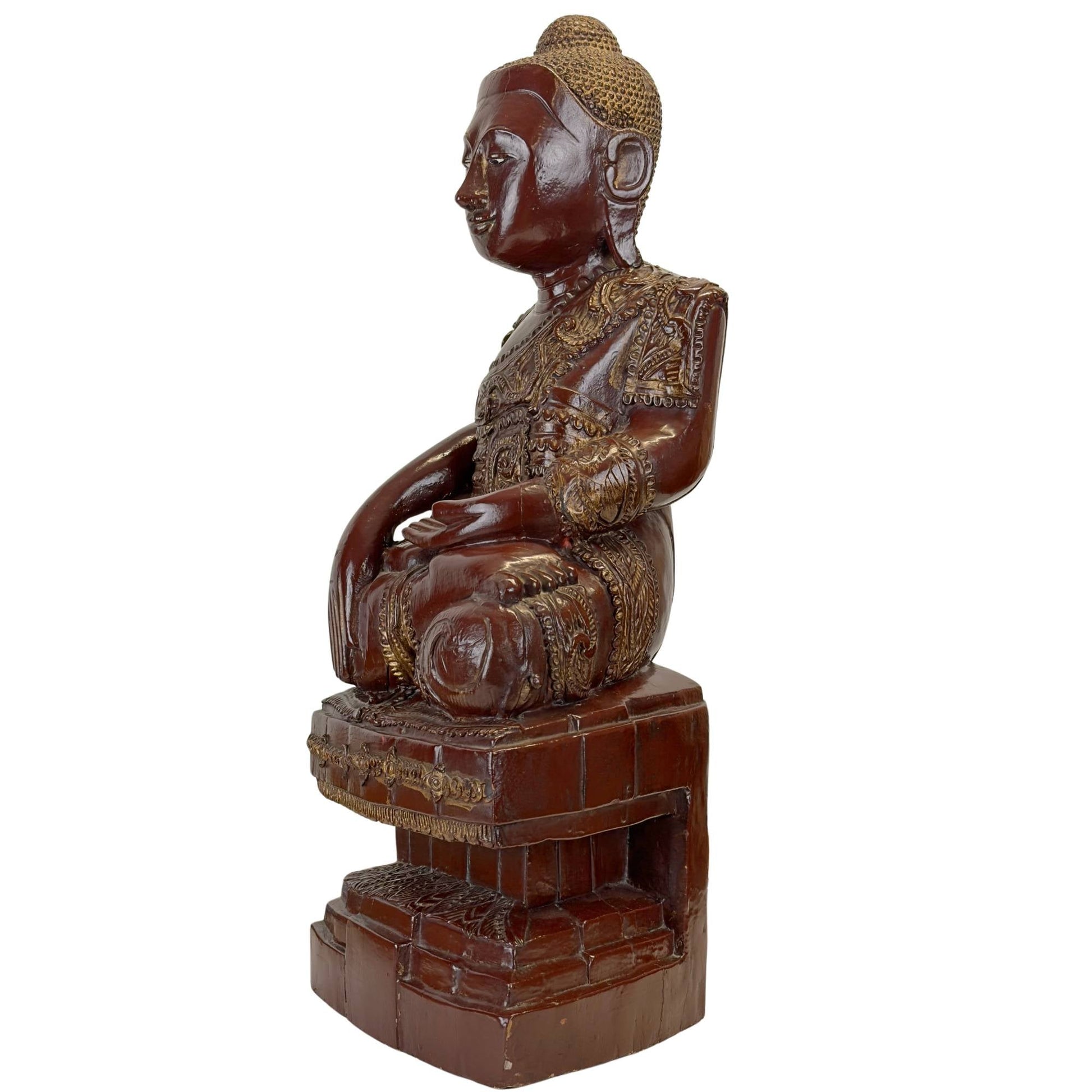 Rechtervoorzijde van een antiek Mandalay Boeddhabeeld uit Myanmar in Bhumisparsha mudra