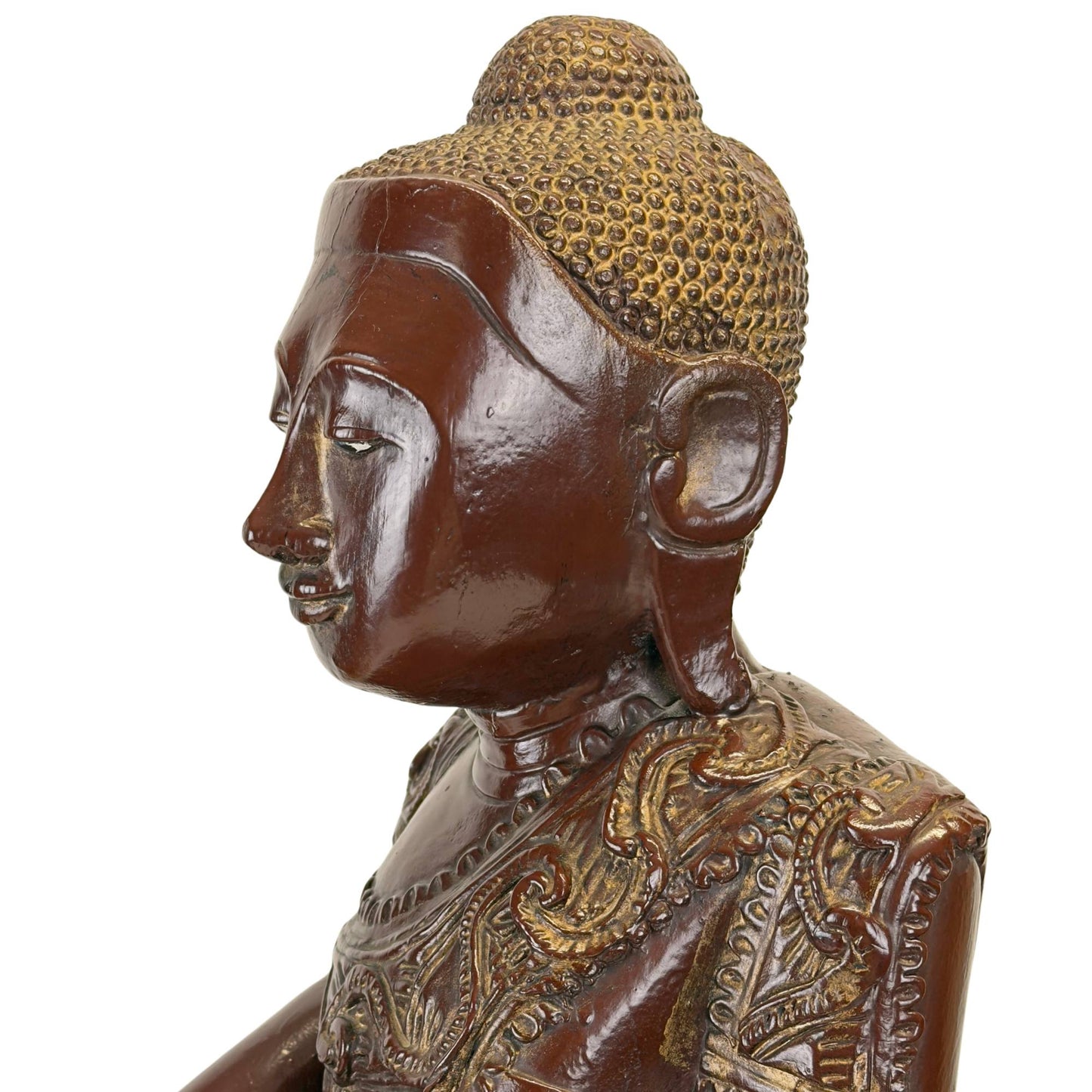 Vooraanzicht van een antiek Mandalay Boeddhabeeld uit Myanmar met originele thit-si lak en bladgoud