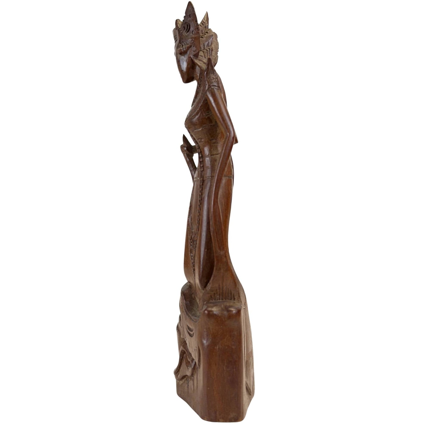 Traditionele sculptuur van Balinees hardhout op gedetailleerde houten basis