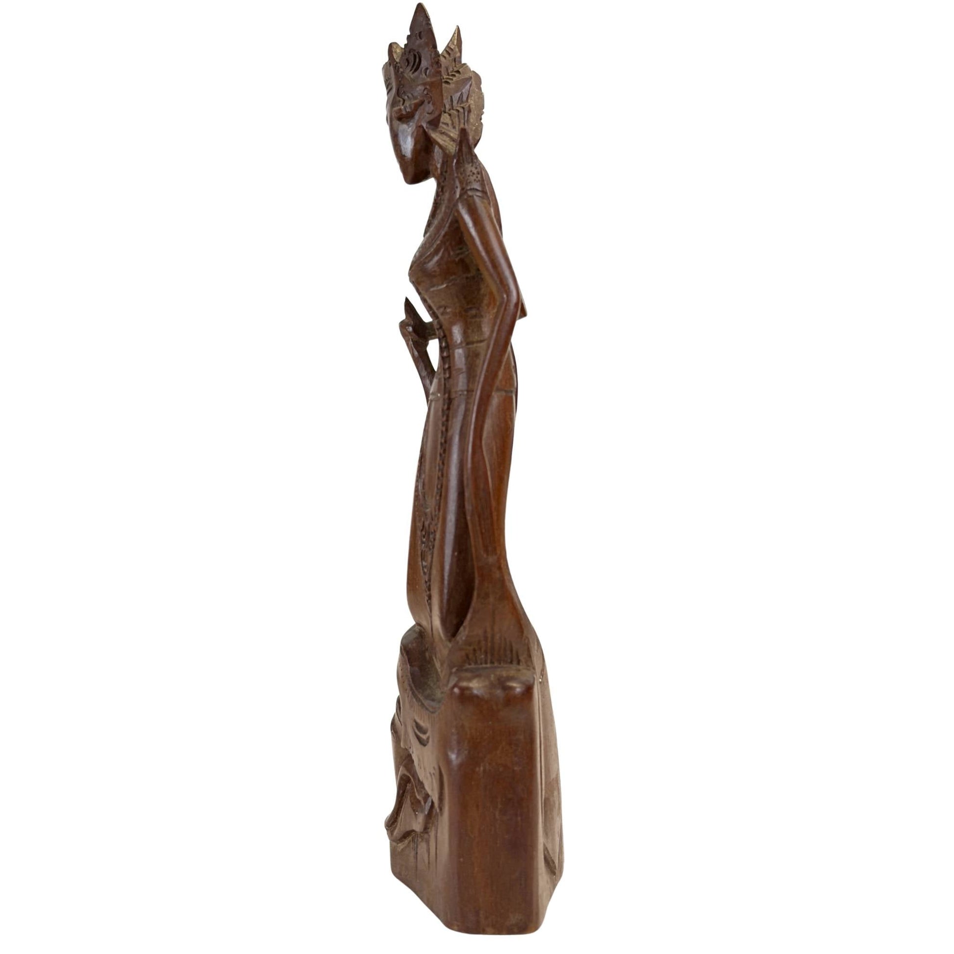 Traditionele sculptuur van Balinees hardhout op gedetailleerde houten basis