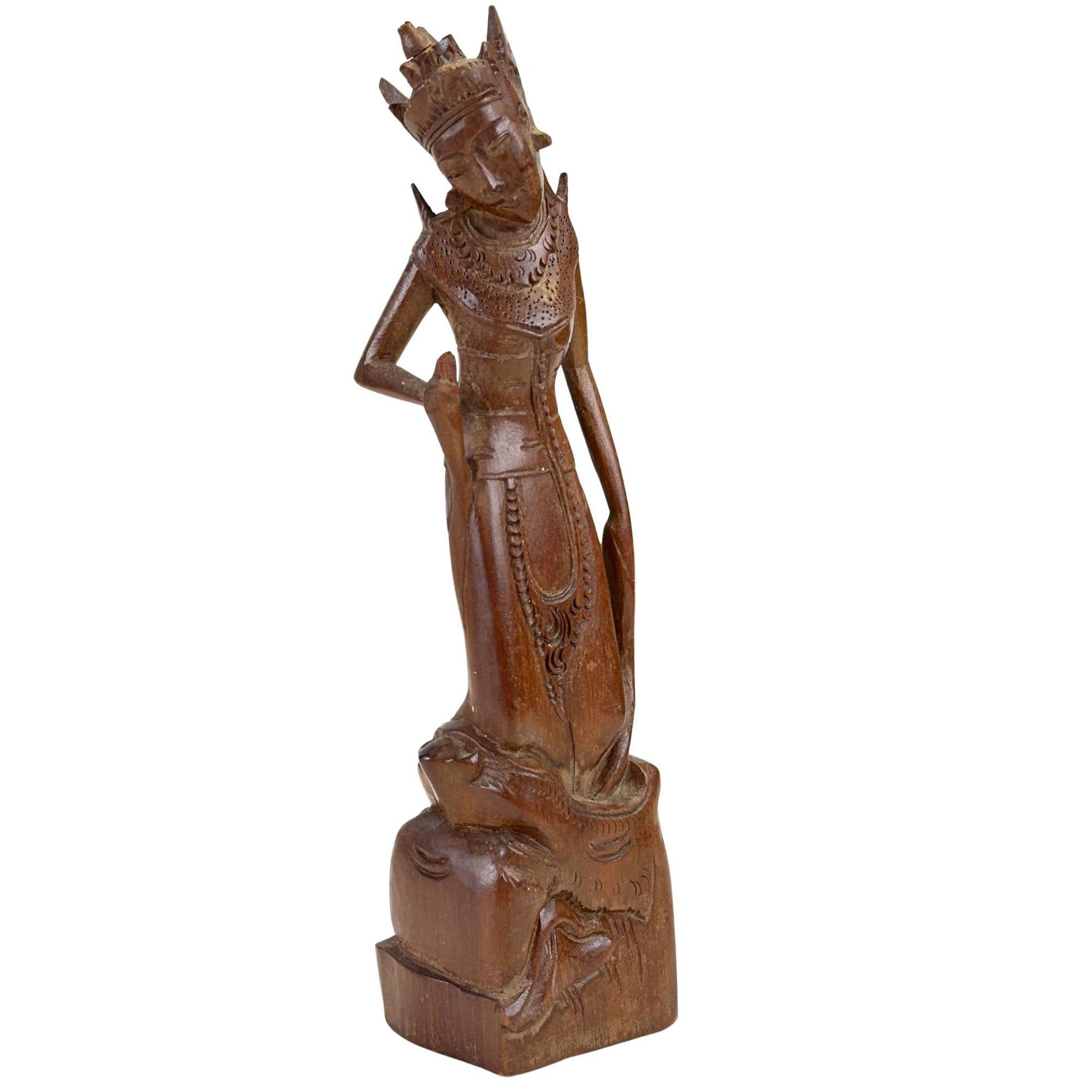 Balinees houten beeld van de godin Dewi Sri met vloeiende kledingpatronen