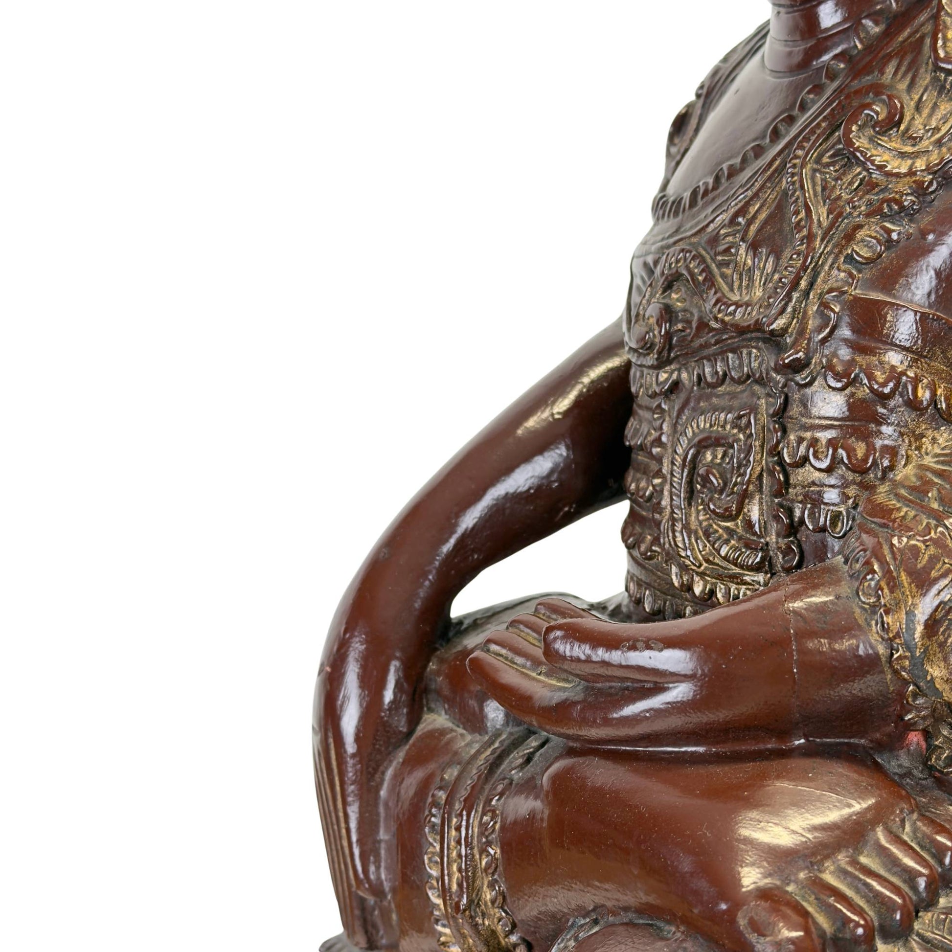 Detail van de Bhumisparsha mudra en rijk gesneden gewaad van een antiek Mandalay Boeddhabeeld