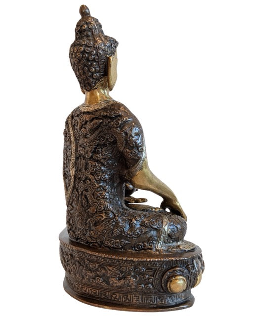 Dragon and cloud motifs engraved on the Buddha's robe