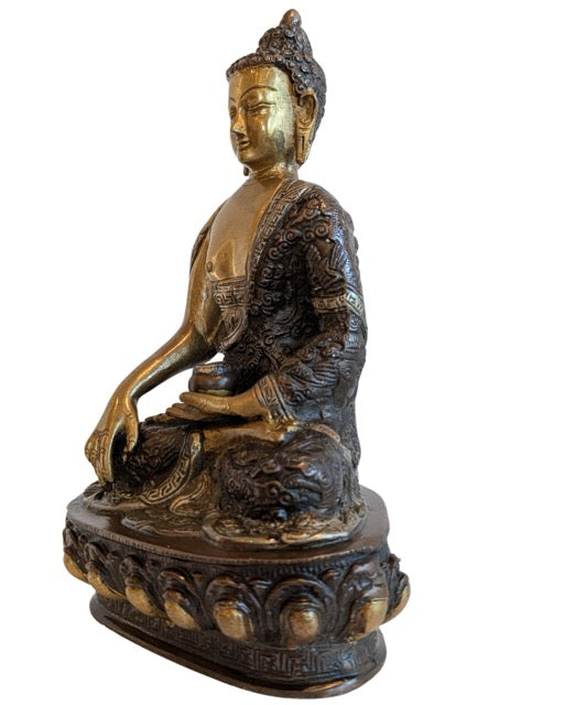 20th-century Nepalese gilt bronze Shakyamuni, 2.8 kg