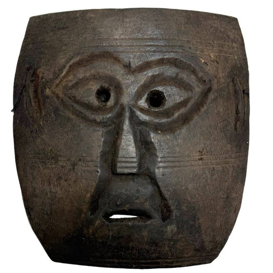 Handgesneden antiek houten Pere masker van 25 cm uit Congo met een brute offerkorstpatina en amandelvormige ogen, perfect als exclusieve muurkunst.
