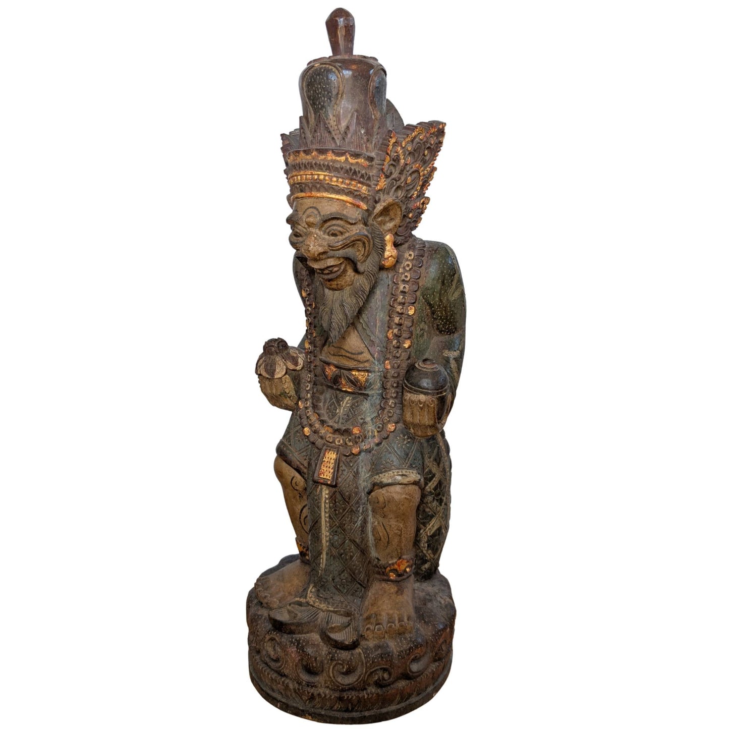Vooraanzicht van een groot handgesneden Balinees houten beeld van een mythologische wijze (Rishi).