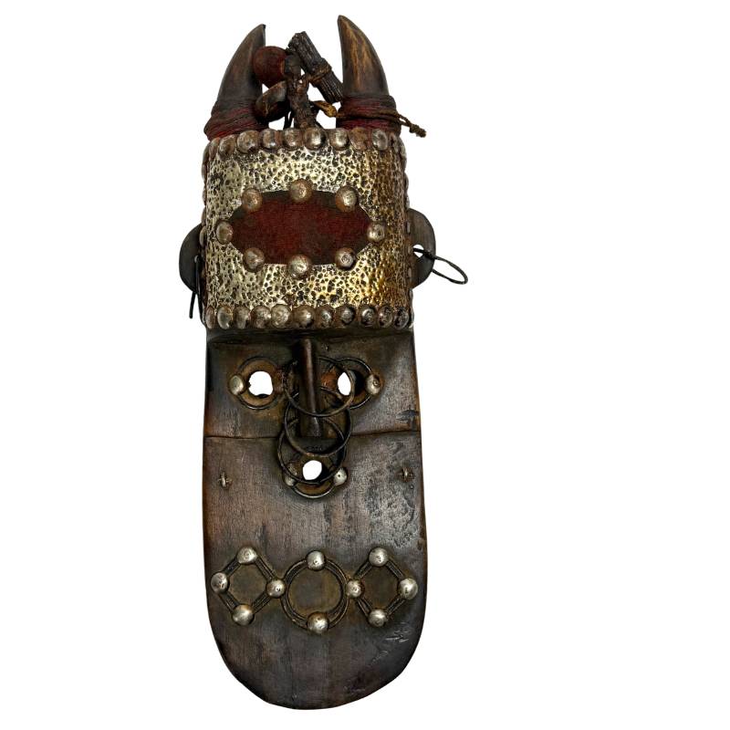 Handgesneden antiek houten Marka masker van 31 cm met gehamerd messingbeslag en kauri-schelpen uit Mali, perfect als exclusieve muurkunst.