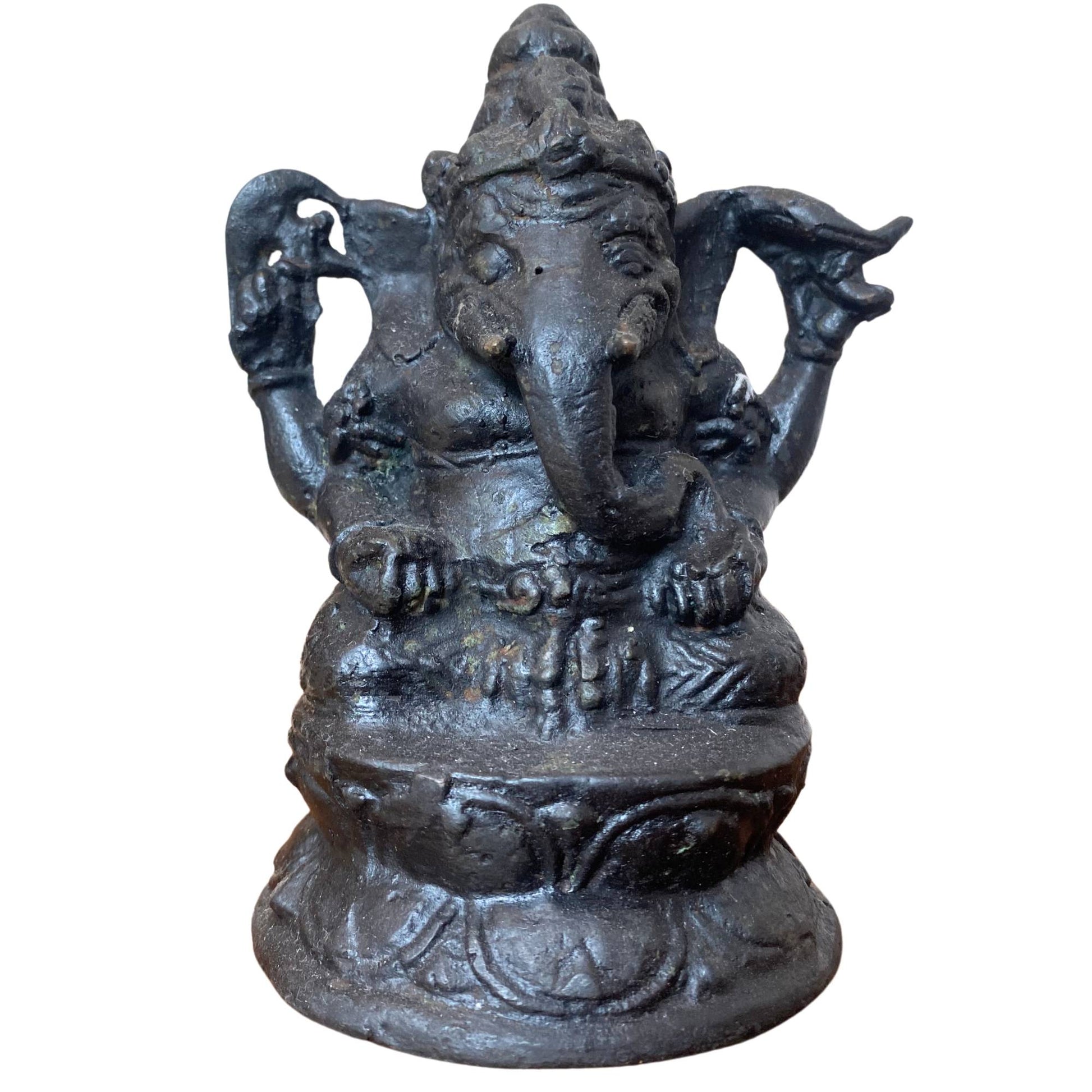 Voorzijde van een antiek bronzen Ganesha beeld in zittende houding.