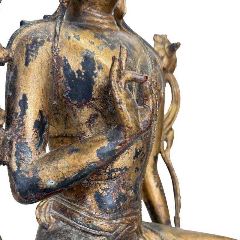 Karakteristieke mudra handgebaren op een Sino-Tibetaans Boeddha beeld