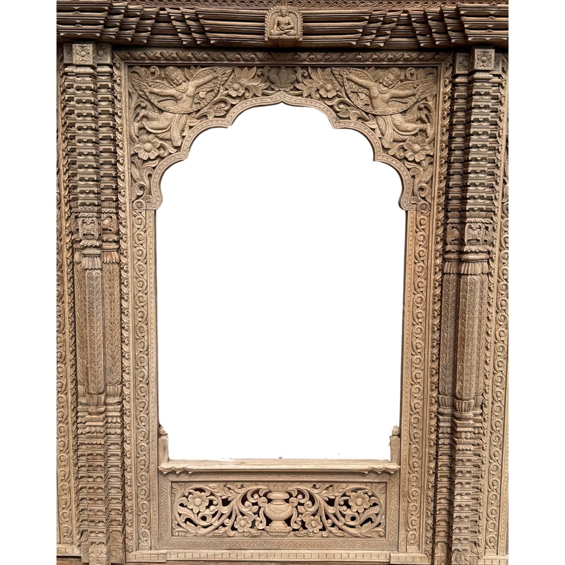 Centrale Boeddha sculptuur 19e eeuw teakhout vensterframe Nepal