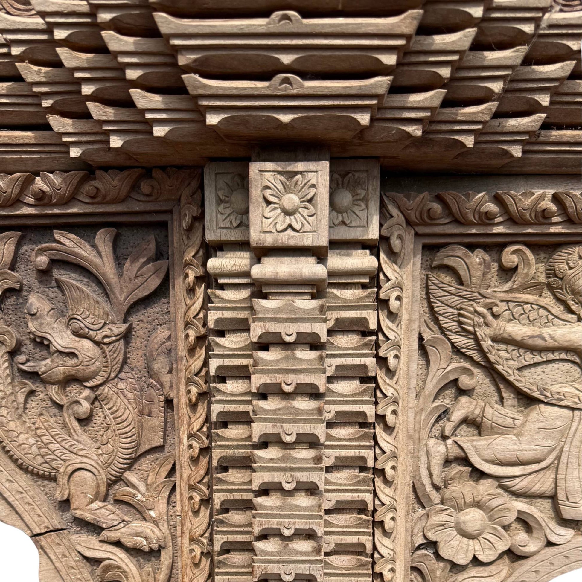 Detail Makara snijwerk zijpaneel teakhouten architectuur frame