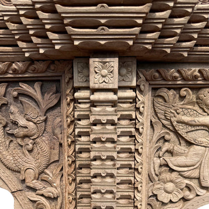 Detail Makara snijwerk zijpaneel teakhouten architectuur frame