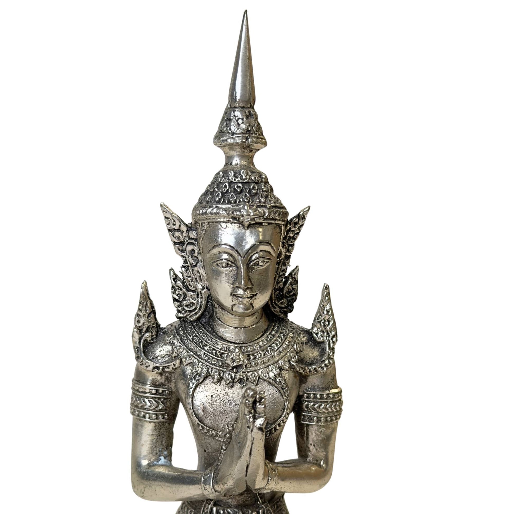 Een paar Thaise Thepanom engelen in Anjali Mudra pose voor spirituele devotie.