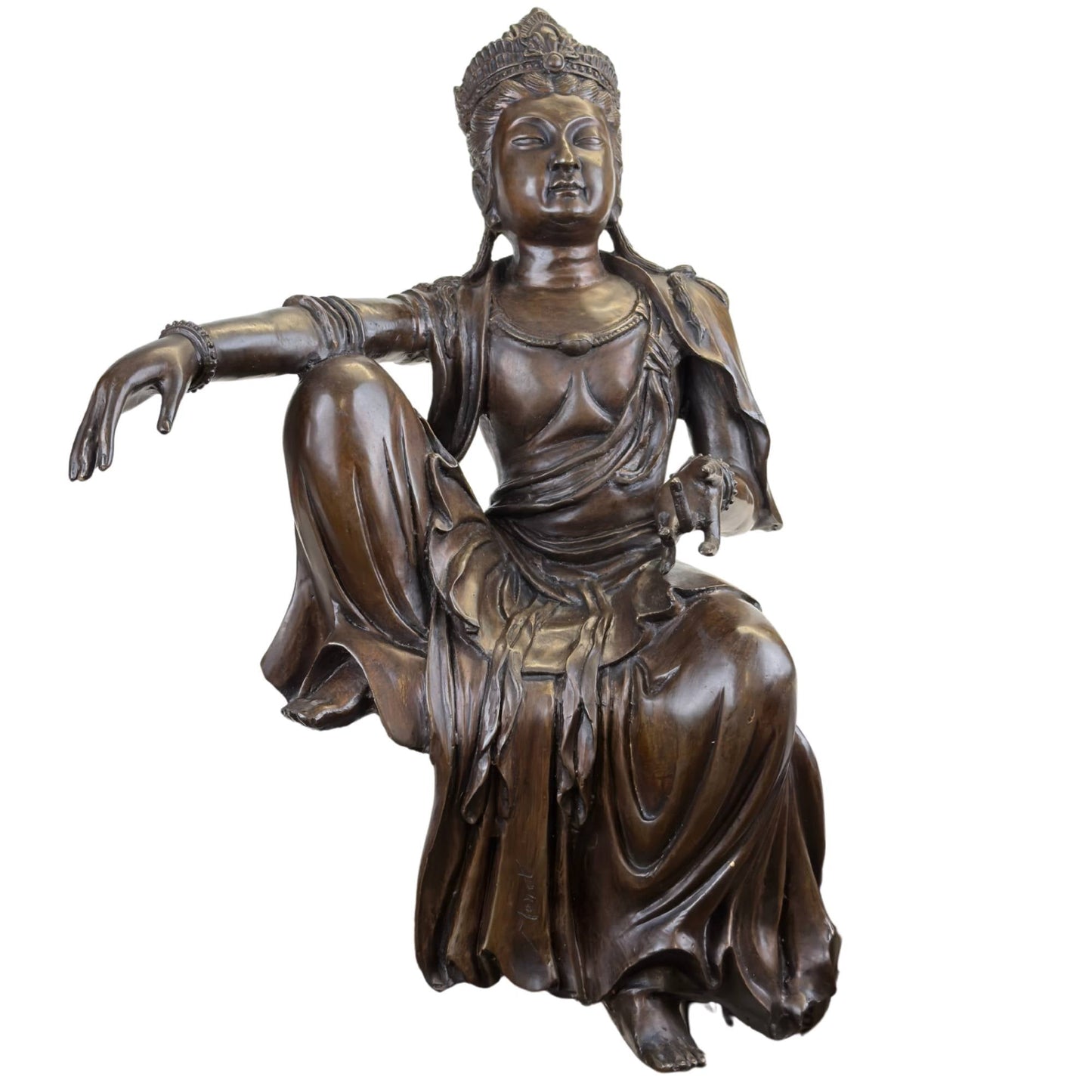 Een historisch bronzen beeld van Guanyin tentoongesteld in een museale opstelling.