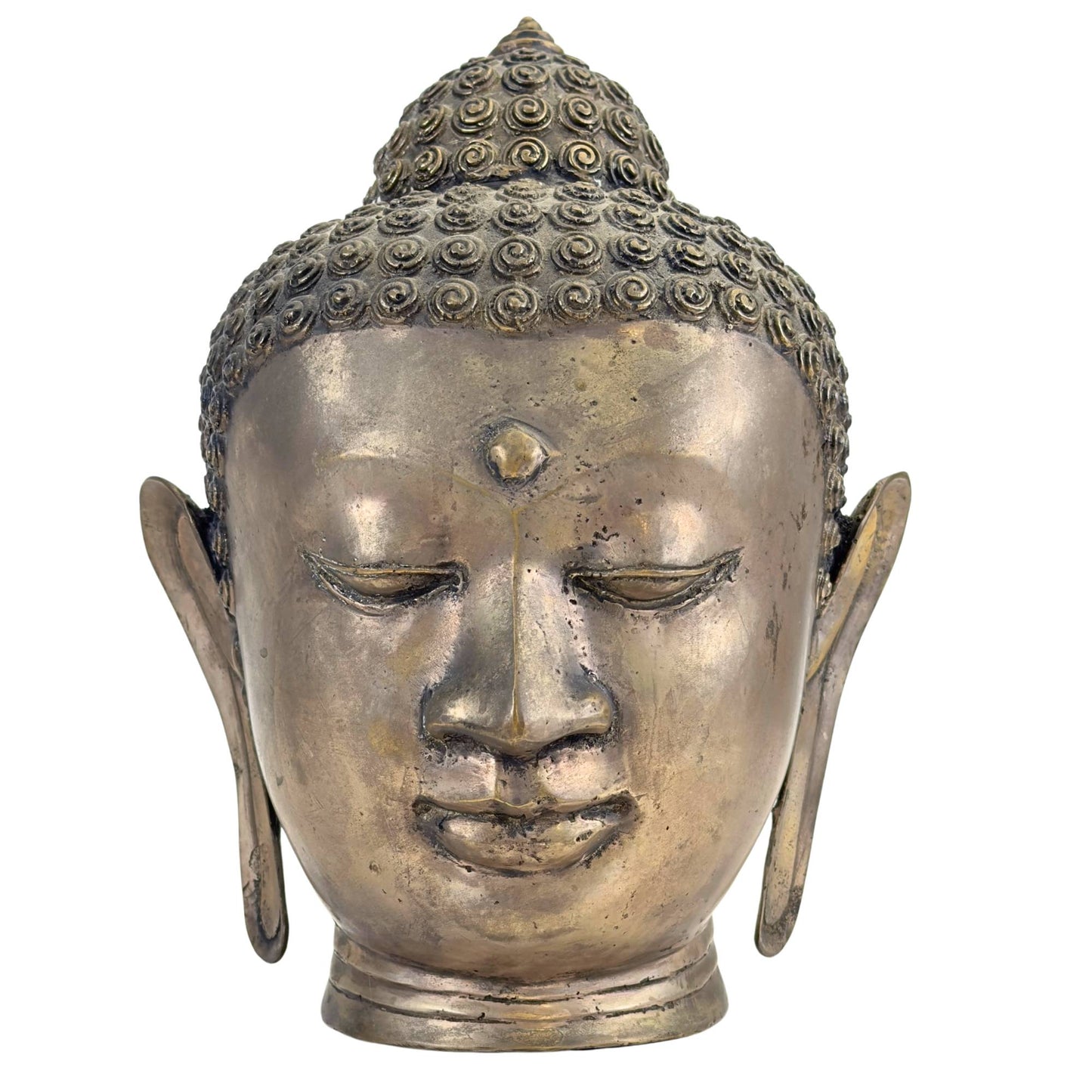 Een historisch Thais bronzen Boeddhahoofd in Sukhothai-stijl tentoongesteld in een museale opstelling.