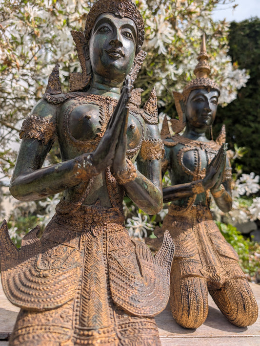 Thaise bronzen tempelwachters knielend paar
