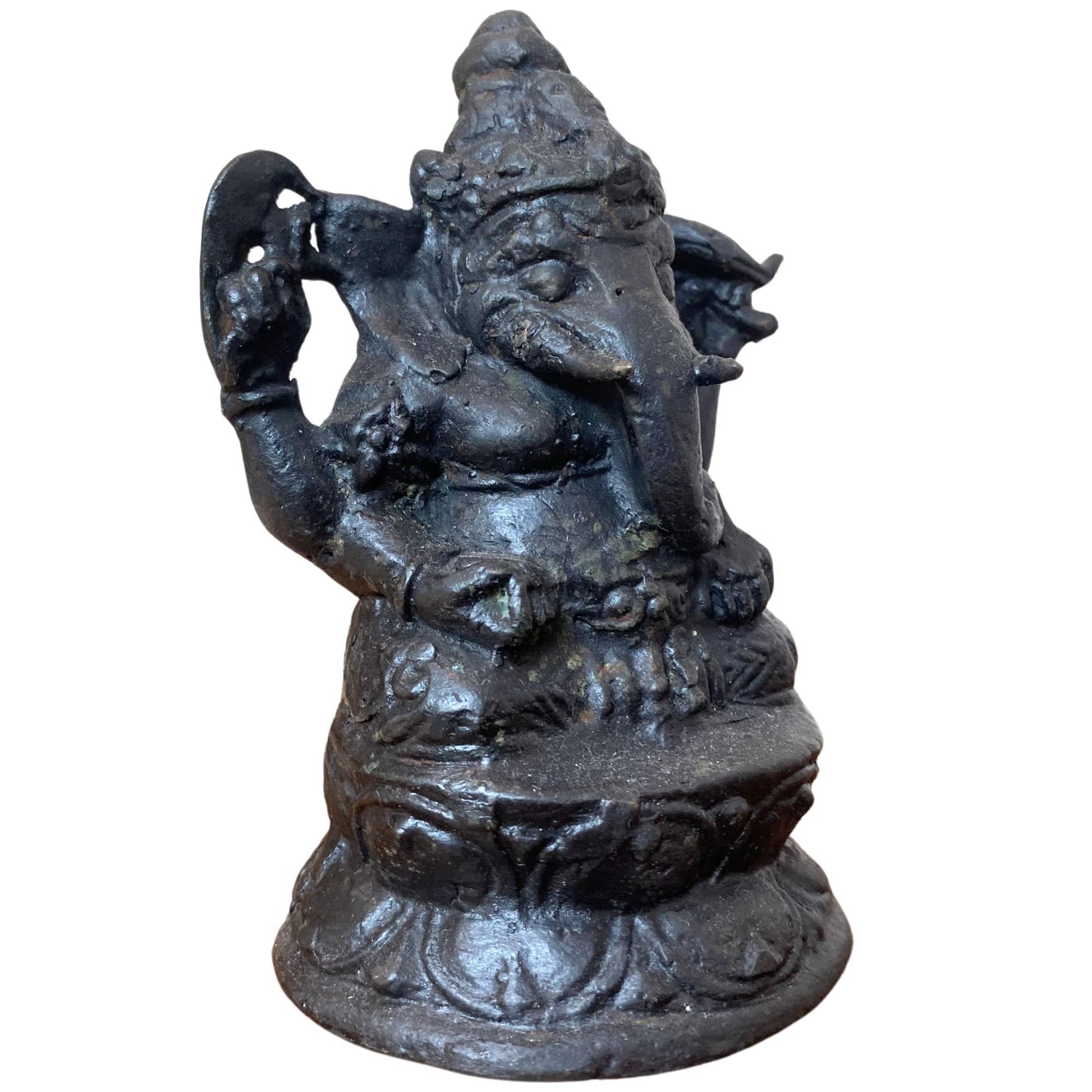 Detail van de robuuste, donkere patina op het Zuid-Indische brons.
