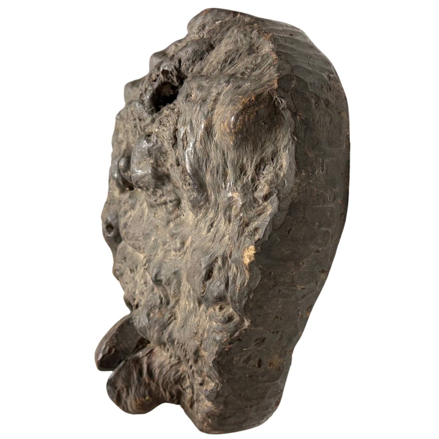Abstract wortelhout masker, uniek handgehakt tribaal object met ruwe structuur en krachtige natuurlijke vorm