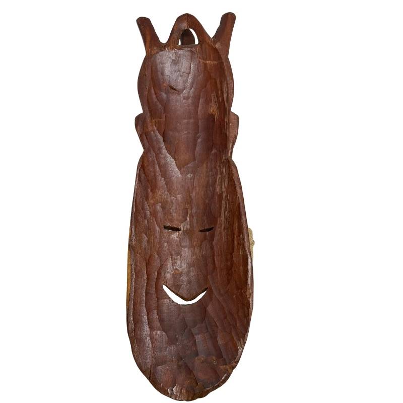 De diep uitgeholde achterzijde van het houten Afrikaanse masker met authentieke handmatige disselsporen en gutswerk.