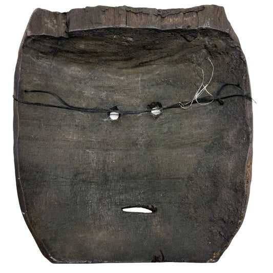 De handgekapte achterzijde van het houten Congolese Pere masker met een geverifieerde vette biologische draagpatina en disselsporen.