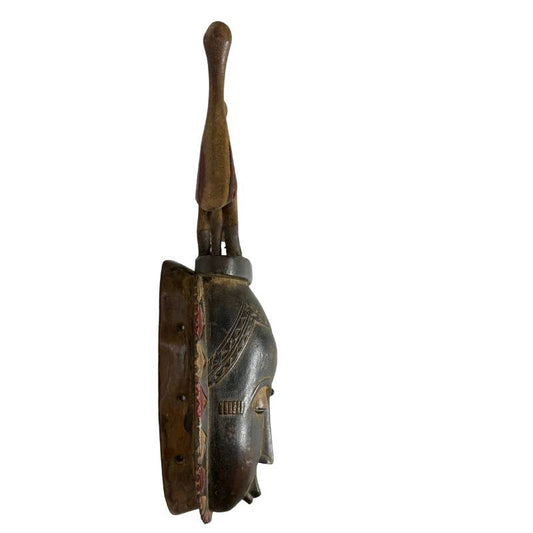 De handgekapte binnenzijde van het 51 cm hoge Afrikaanse Baule masker met geverifieerde vette draagpatina en het originele houten bijtblokje