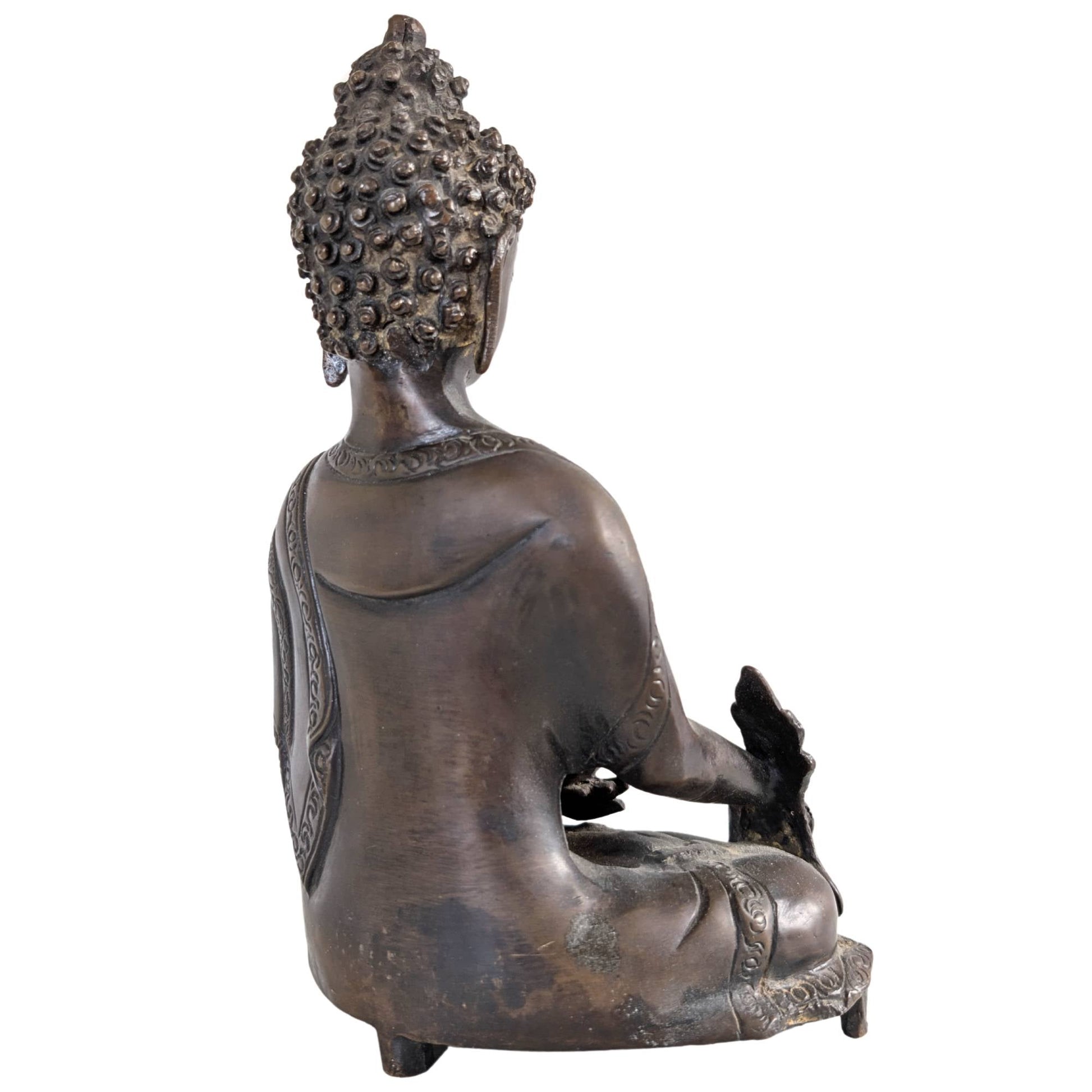 De achterzijde van het handgemaakte bronzen beeld met zichtbare gietsporen.