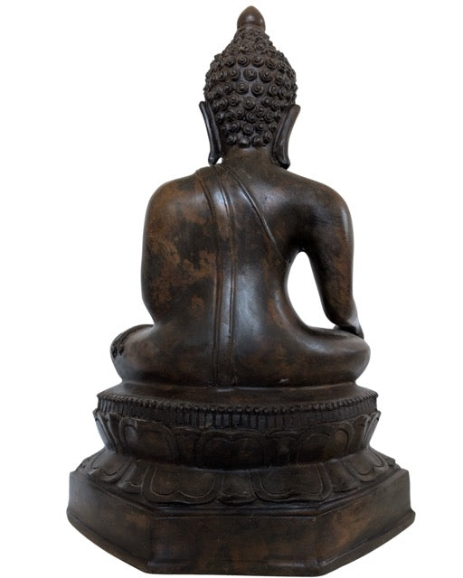 Achterkant van een 40 cm hoog bronzen Buddha beeld met diepe patina.