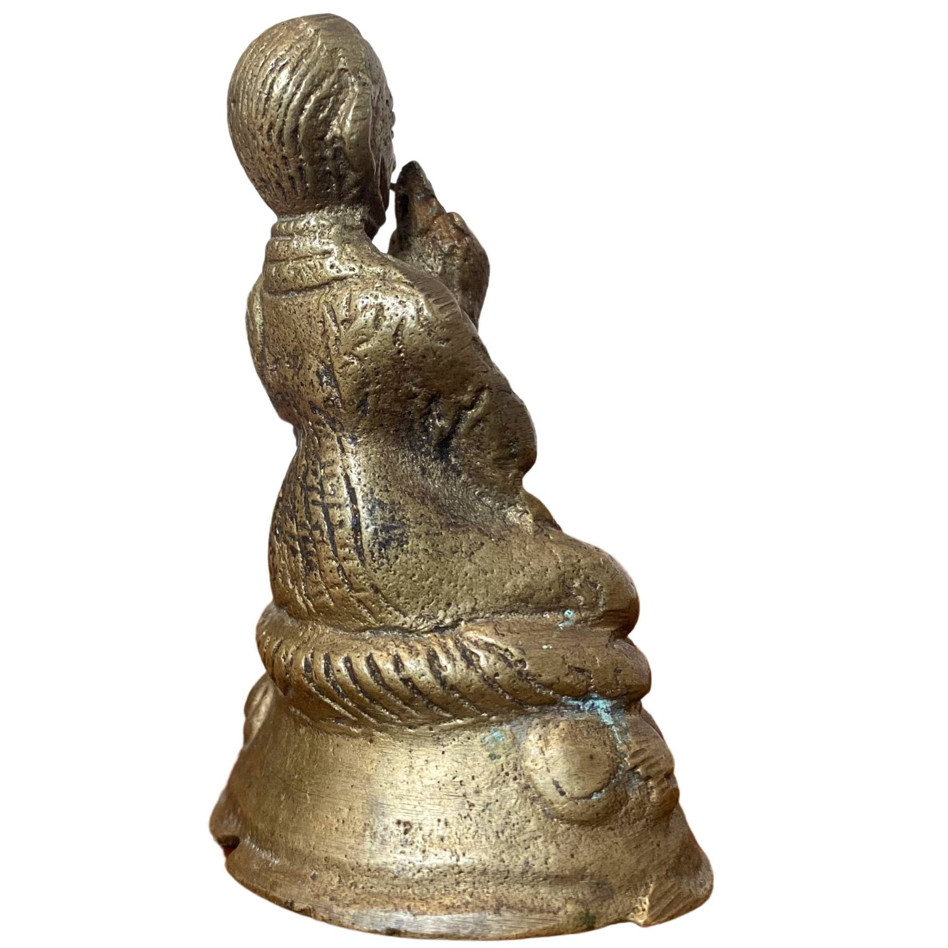 Achterzijde van de massief gegoten bronzen figuur met duidelijke handmatige afwerking.