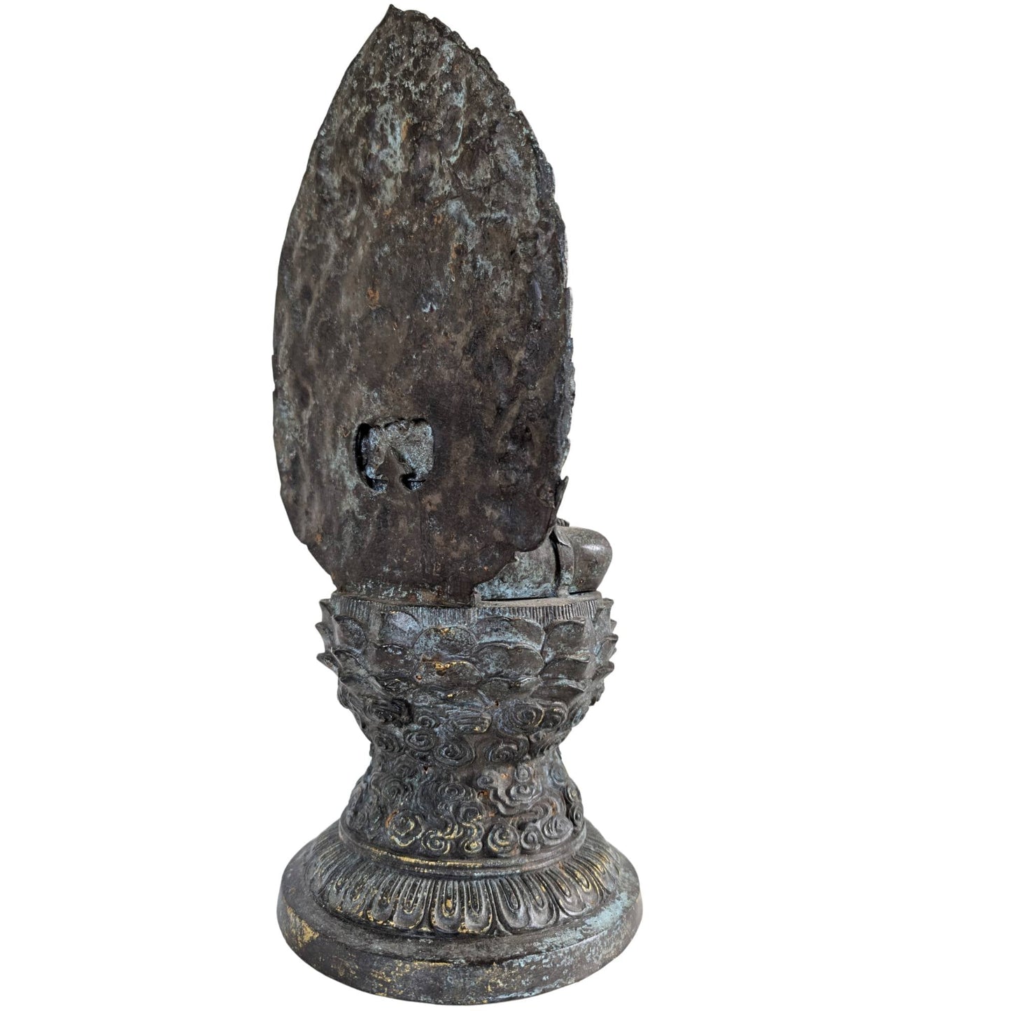 Achterzijde van de grote vlamvormige mandorla met authentieke patina en gietkenmerken.