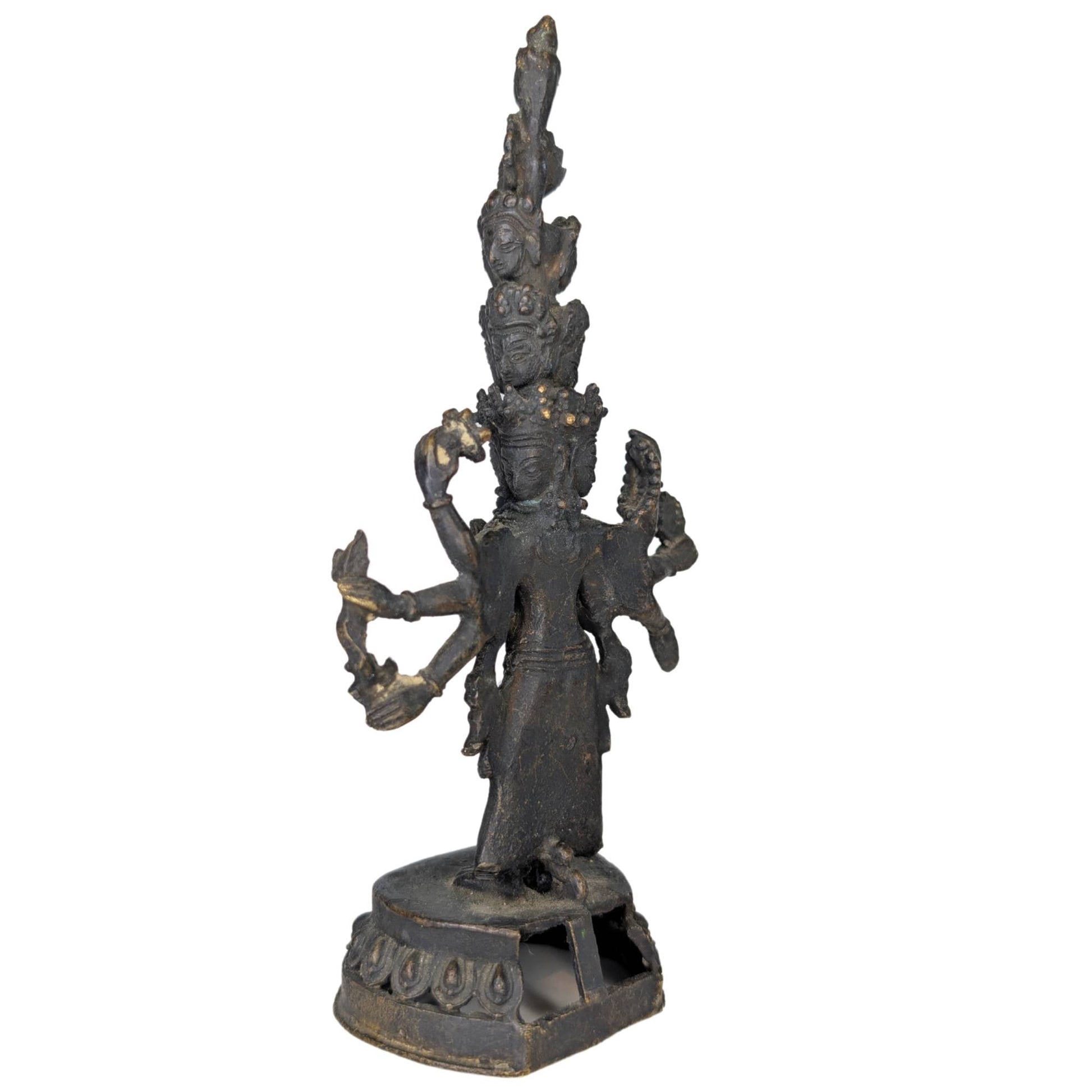Achterzijde van de bronzen beelden met sporen van eeuwenlange devotionele verering.