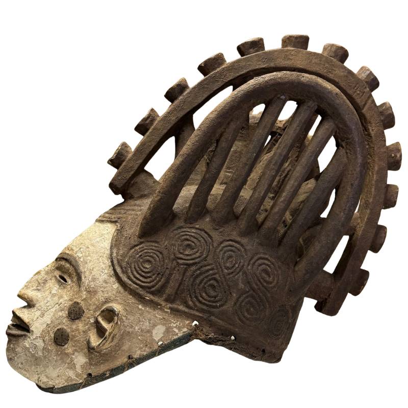 Afrikaans ceremonieel masker van hout, groot ritueel masker van 38 x 48 cm met uitgesproken hoofdtooi