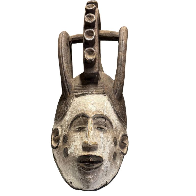 Afrikaans houten ritueel masker, handgesneden tribaal object met witte gezichtslaag en krachtige ceremoniële vorm