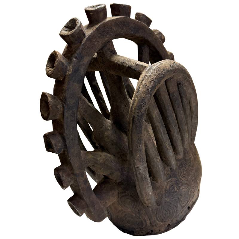 Afrikaans masker met spiraalpatronen, oud houten ceremonieel object met doorleefde oppervlakte en karaktervolle vorm