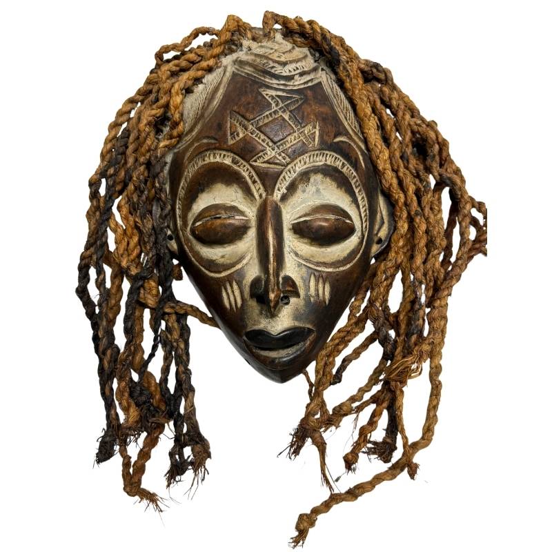 Afrikaans houten ritueel masker met opengewerkte hoge hoofdtooi, witte kaolienlaag en oude ceremoniële patina