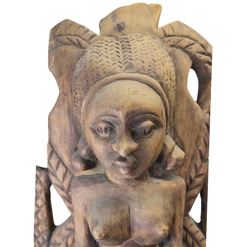 Afrikaanse houten sculptuur met patina en verouderd oppervlak
