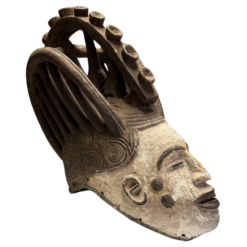 Antiek Afrikaans masker met hoge hoofdtooi, houten ceremonieel masker met spiraaldecoratie en oude patina