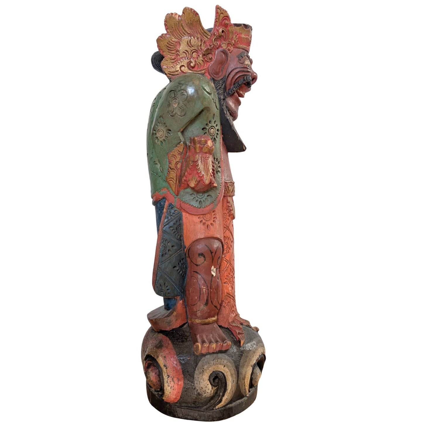 Zijaanzicht van het houten Balinese wachterfiguur op een gestileerde sokkel