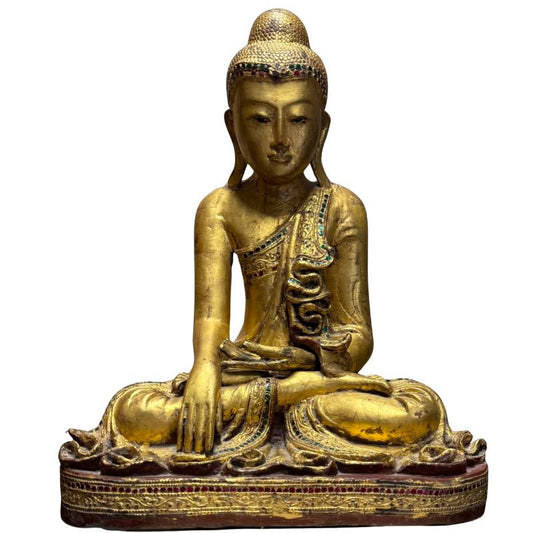 Antiek Birmaans Mandalay Boeddha beeld van verguld hout met rustige spirituele uitstraling