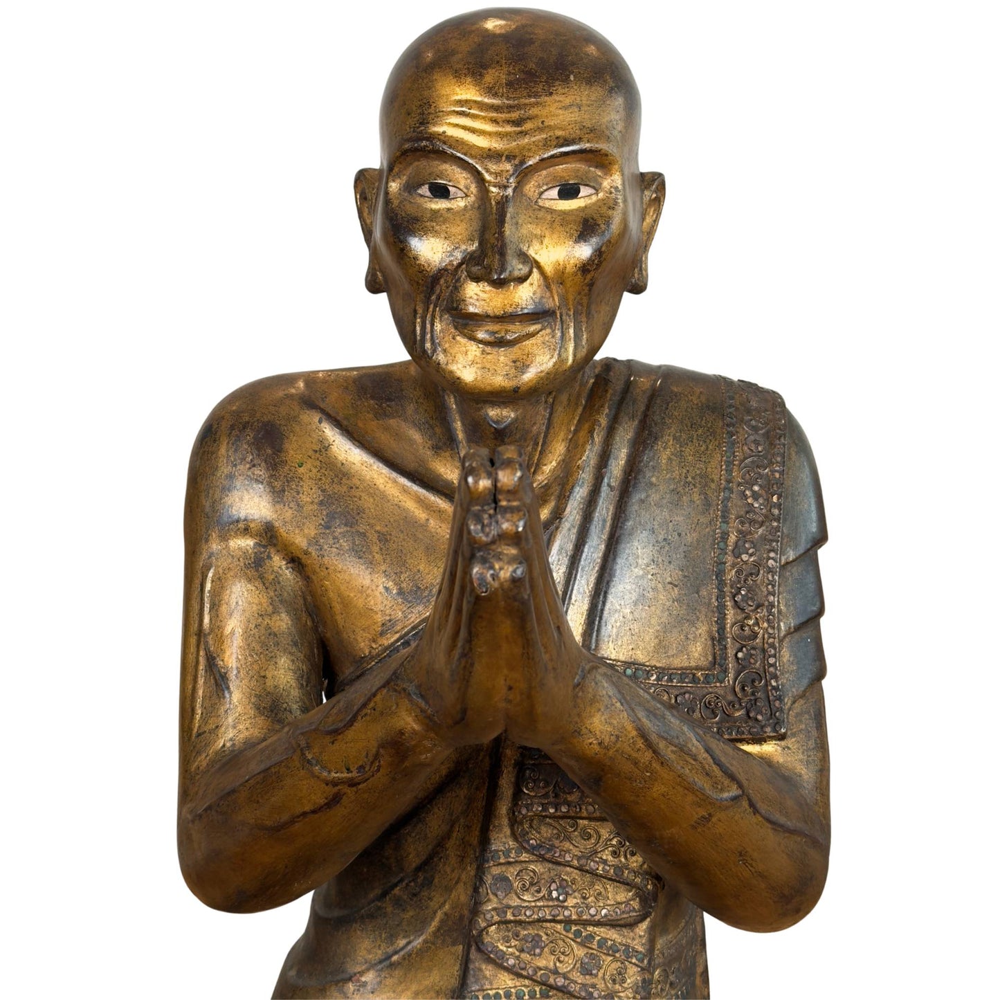 Birmese monnik Moggallana van verguld hout met ingelegde spiegelglas ogen en handen in anjali mudra biddende houding.