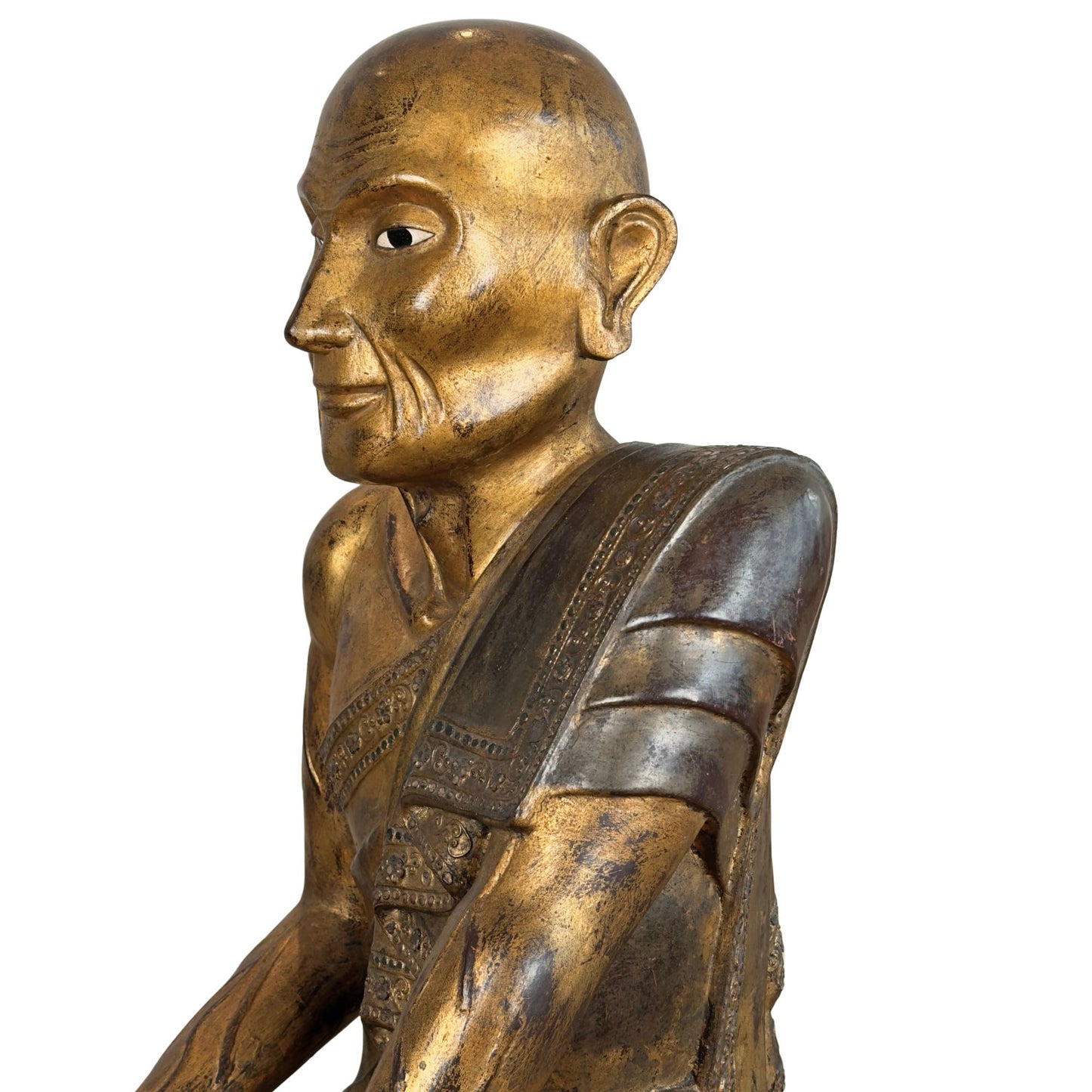 Birmese deelfiguur Sariputta in asymmetrische luisterhouding met de hand rustend op de knie voor dhamma contemplatie.