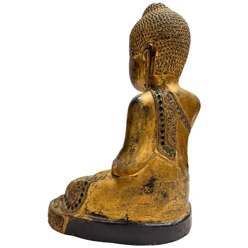 Schuin achteraanzicht van een monolithisch teakhouten Boeddha sculptuur uit de Mandalay-periode met natuurlijke krimpnaad.