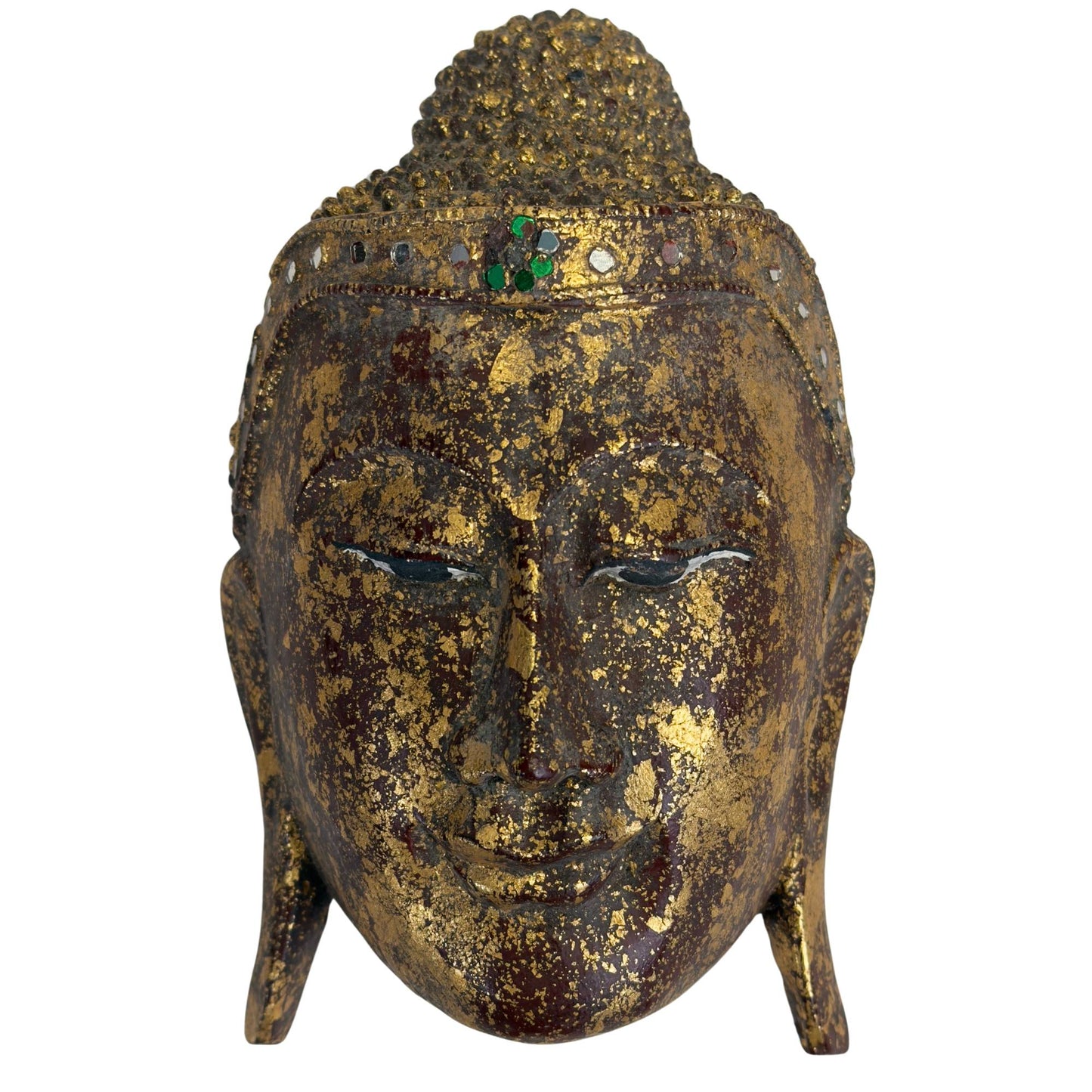 Frontaanzicht van het antieke Birmaanse giltwood Boeddhavoorhoofd met fijn handgeschilderd lijnwerk op de neergeslagen ogen en een groene Hmankazi glasrozet op de pata-band.