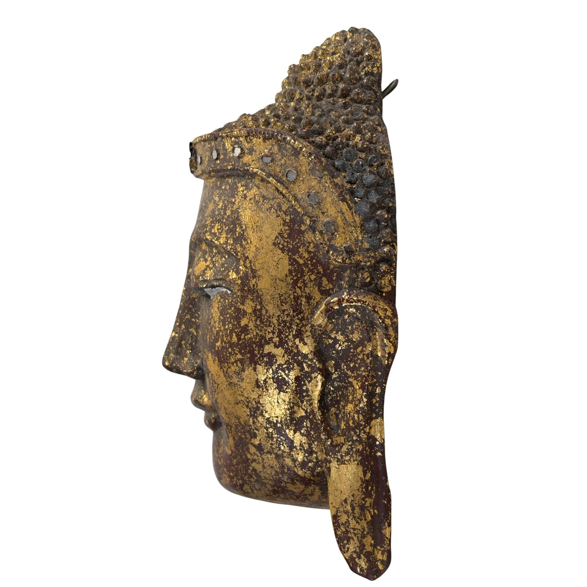 Linker zijaanzicht van het antieke sculpturale fragment, illustrerend het subtiele schilderwerk van de ooglijnen en de historische oxidatie van de spiegel-inlays.