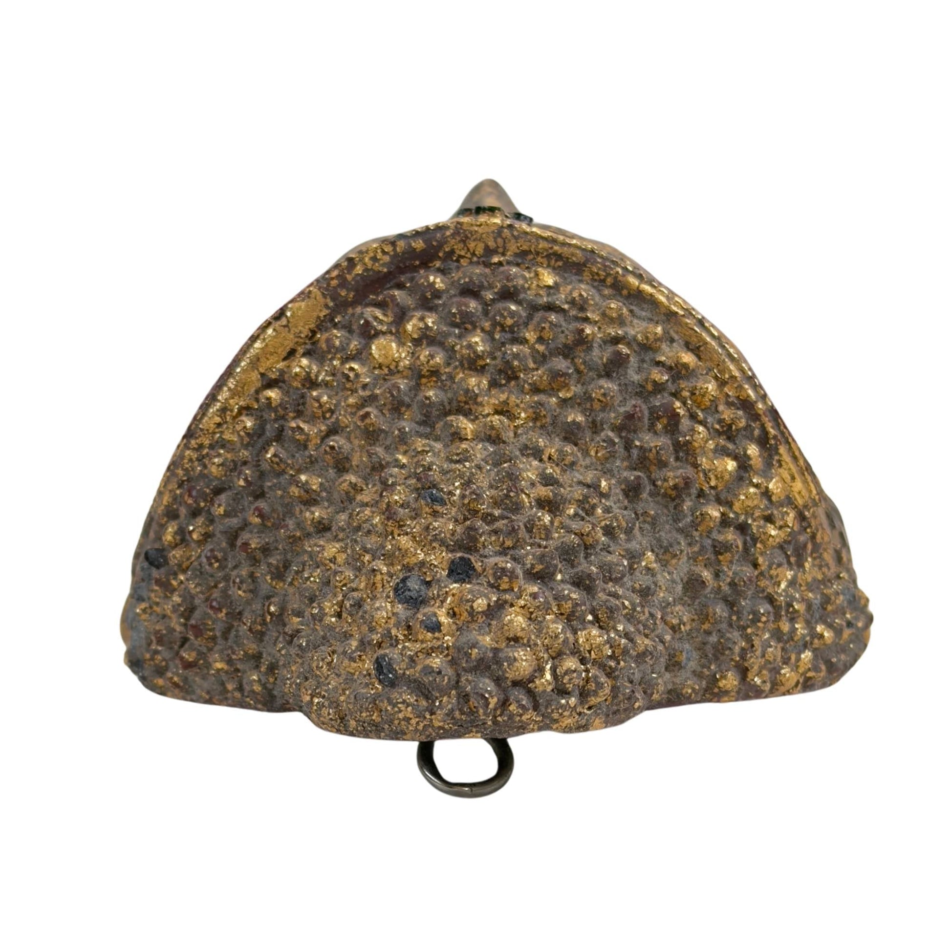 Direct bovenaanzicht van de ushnisha en haarknot, met weergave van de dichte noppenstructuur en de vintage metalen ophanglus aan de achterzijde.