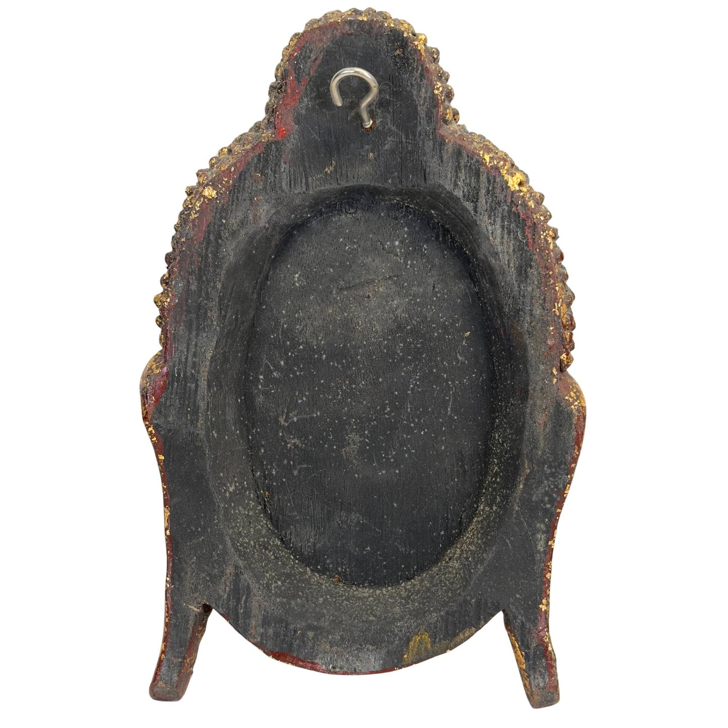 Direct zicht op de holle binnenzijde van het monolithische houten fragment, volledig gecoat met de originele zwarte Thit-si laklaag en voorzien van een metalen ophangoog.