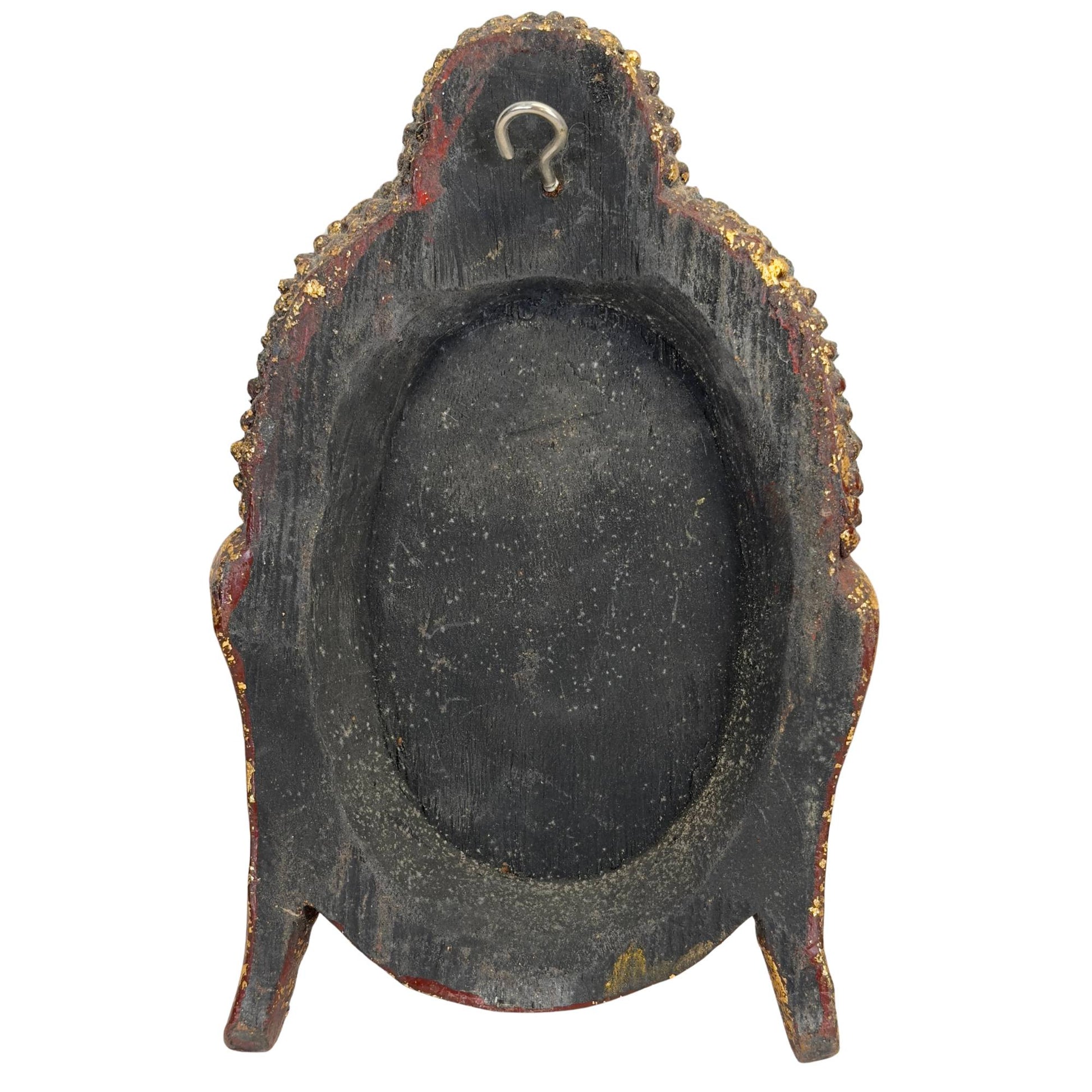 Direct zicht op de holle binnenzijde van het monolithische houten fragment, volledig gecoat met de originele zwarte Thit-si laklaag en voorzien van een metalen ophangoog.
